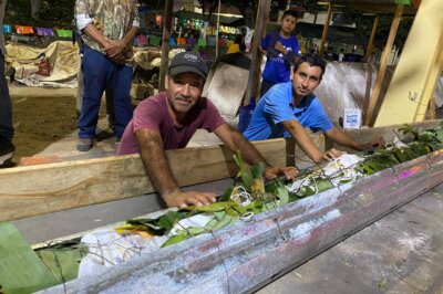 Pisaflores celebra Día de Muertos con zacahuil gigante de ocho metros