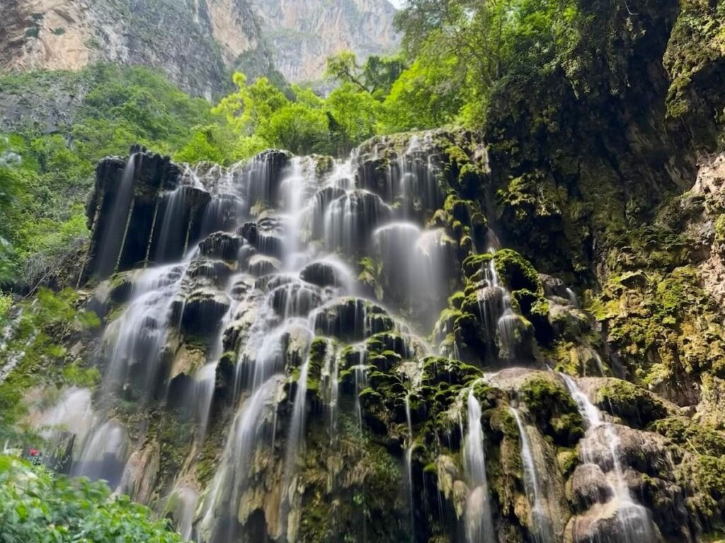 Formaciones rocosas naturales de las Grutas de Tolantongo, con textura porosa y tonalidades cálidas que enmarcan la entrada de las cavernas termales.