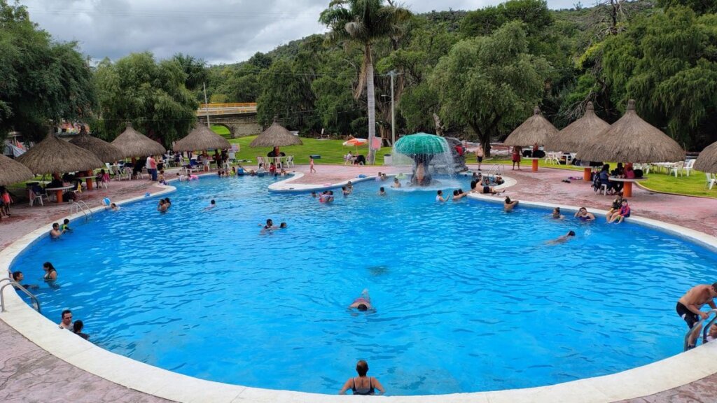 Disfrutando de la alberca en el Parque Acuático Ecológico Tlaco.