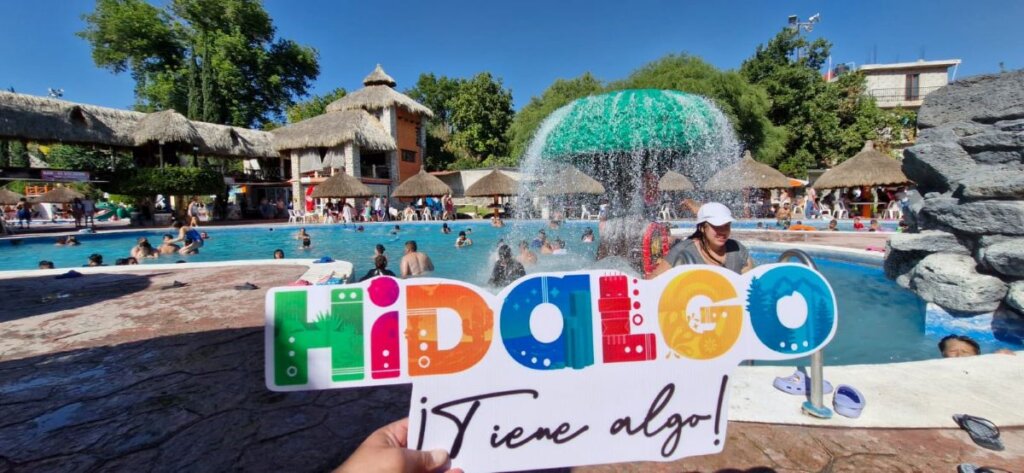 Imagen representativa de los balnearios de Hidalgo, que muestra un ambiente recreativo con áreas acuáticas, paisajes naturales y visitantes disfrutando del esparcimiento familiar.