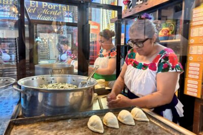 Sumérgete en la riqueza cultural de Hidalgo mientras disfrutas de sus sabores tradicionales. Desde la elaboración artesanal de empanadas en Real del Monte hasta la arquitectura y tradiciones de sus Pueblos Mágicos, cada rincón ofrece experiencias auténticas que conectan historia, gastronomía y naturaleza.Mujeres elaboran empanadas de manera artesanal en un local de Hidalgo, mostrando la riqueza gastronómica y cultural que ofrecen los Pueblos Mágicos del estado.