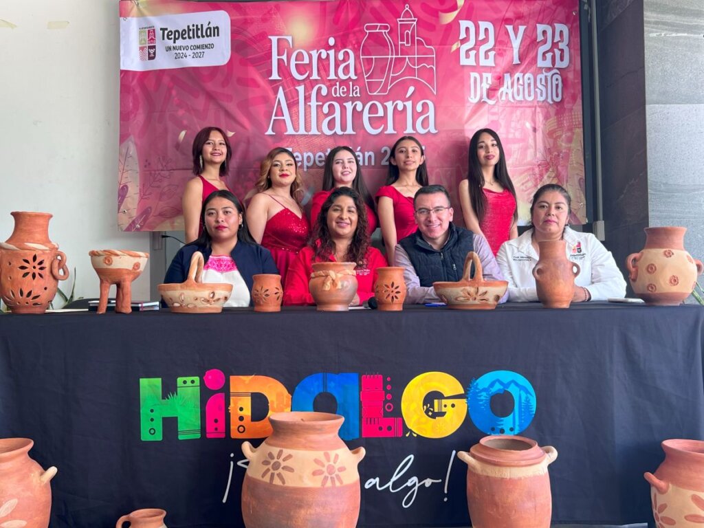 Autoridades y organizadores presentan la Feria de la Alfarería 2025 en Tepetitlán, destacando la riqueza artesanal y cultural del municipio, con exposiciones de piezas de barro elaboradas por talentosos alfareros locales.