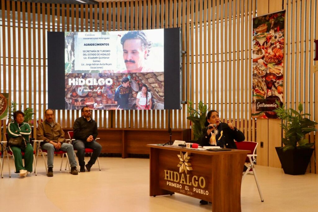 La secretaria de Turismo de Hidalgo, Elizabeth Quintanar Gómez, durante conferencia de prensa en la que se anuncian pormenores del documental “La Ruta de los Insectos”, resaltando la riqueza gastronómica y cultural de Hidalgo.