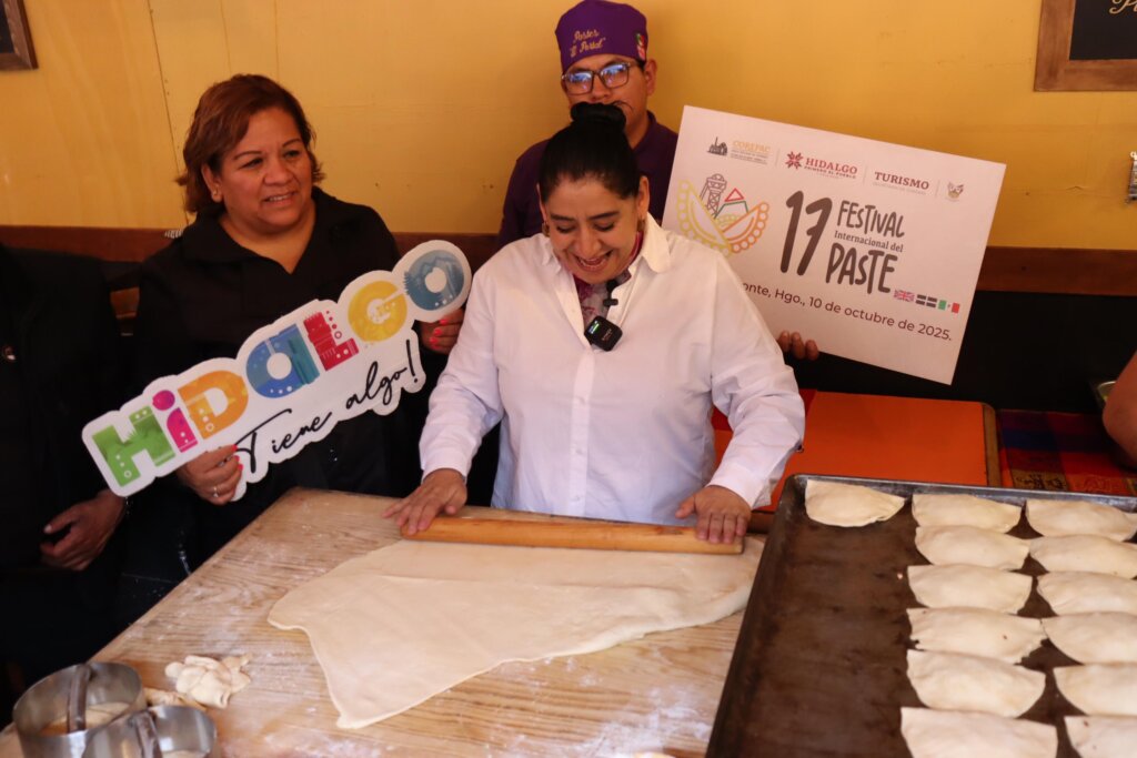 Durante la presentación del 17° Festival Internacional del Paste 2025, la secretaria de Turismo, Eliabeth Quintanar, muestra el proceso artesanal de elaboración del emblemático paste, símbolo de identidad y orgullo en Real del Monte, Hidalgo.
