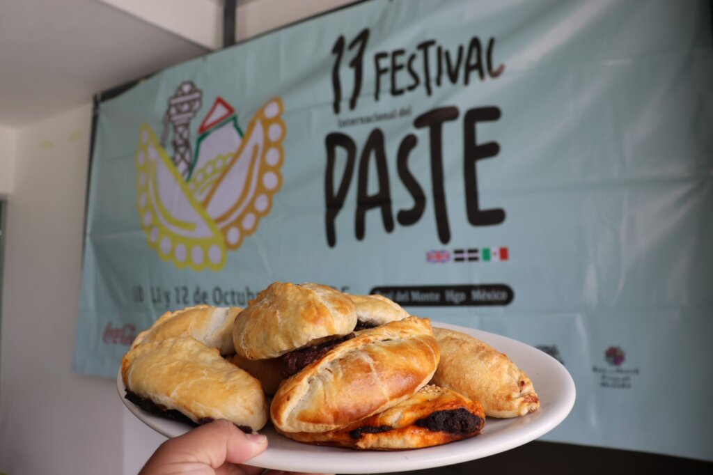 En el 17º Festival Internacional del Paste en Mineral del Monte, Hidalgo, se celebra la rica tradición del paste, platillo emblemático que fusiona historia y sabor en cada bocado. La imagen muestra algunos de los pastes que deleitan a visitantes en este evento que reafirma la identidad cultural y gastronómica de la región