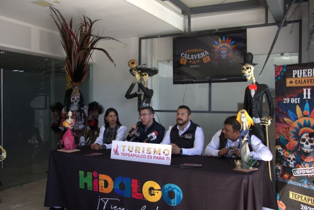 Autoridades municipales y organizadores presentan en rueda de prensa el festival Pueblo Calavera 2025 en Tepeapulco, acompañados de figuras alusivas al Día de Muertos y elementos decorativos tradicionales.