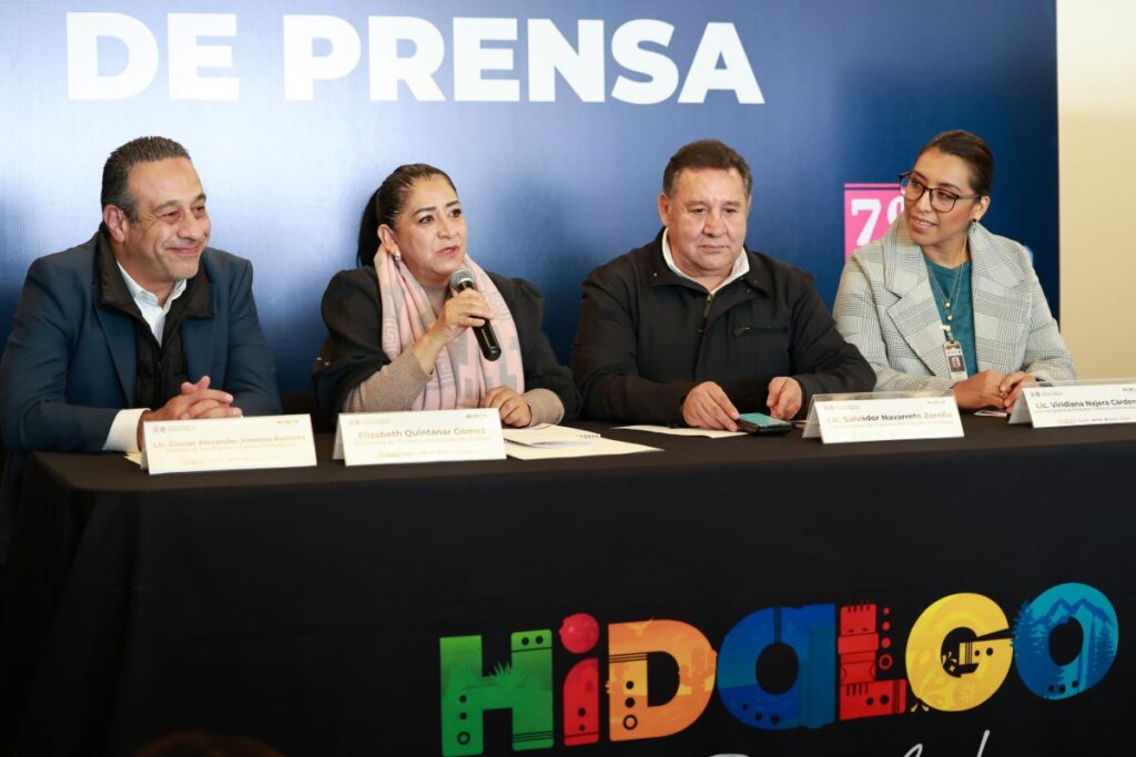 Cuatro funcionarios sentados en una mesa durante una conferencia de prensa para anunciar detalles del Tnaguis Nacional de Pueblos Magicos.