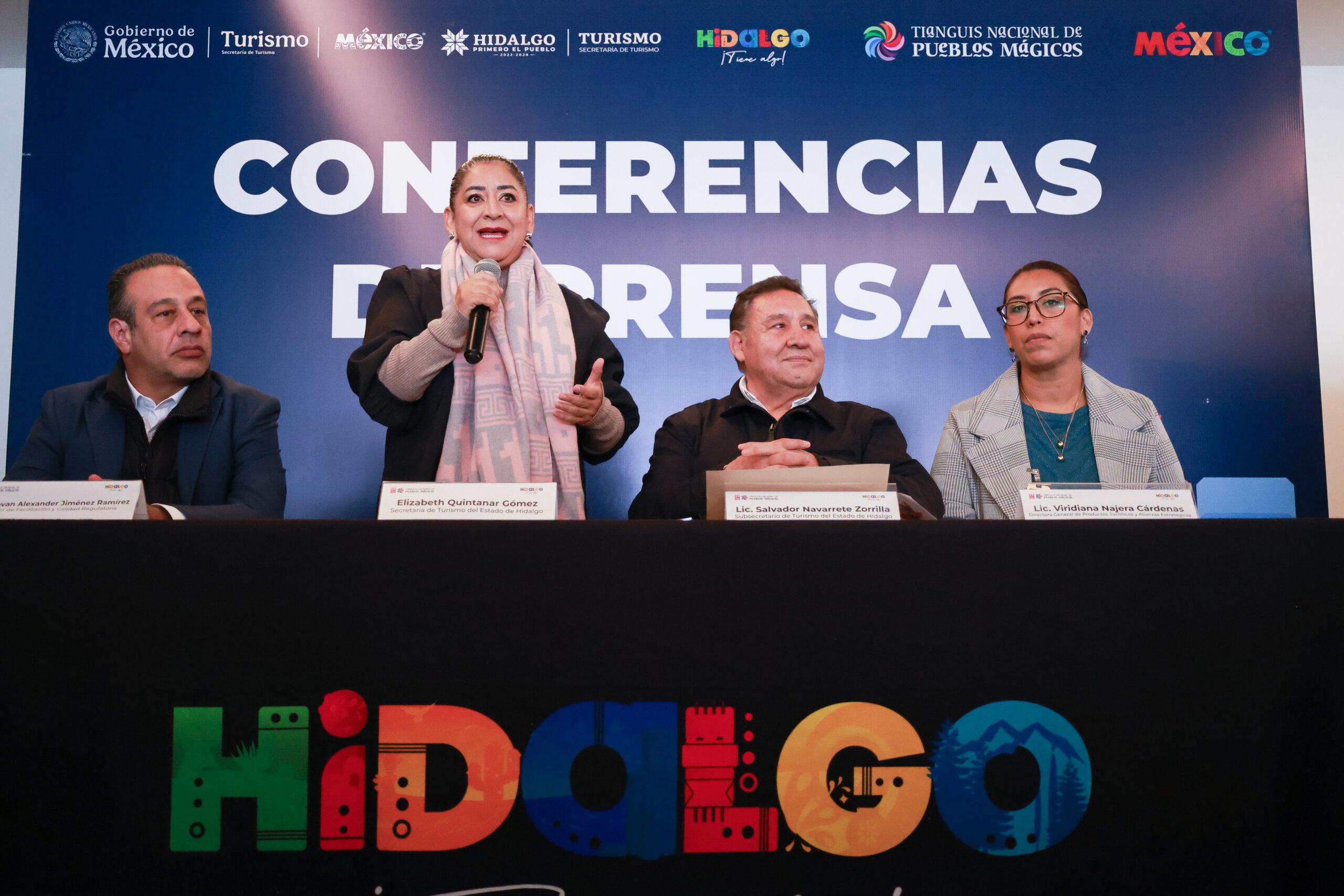 Conferencia de prensa en Hidalgo para presentar el programa del Tianguis Nacional de Pueblos Mágicos, con representantes del sector turismo y personal institucional en la mesa principal.