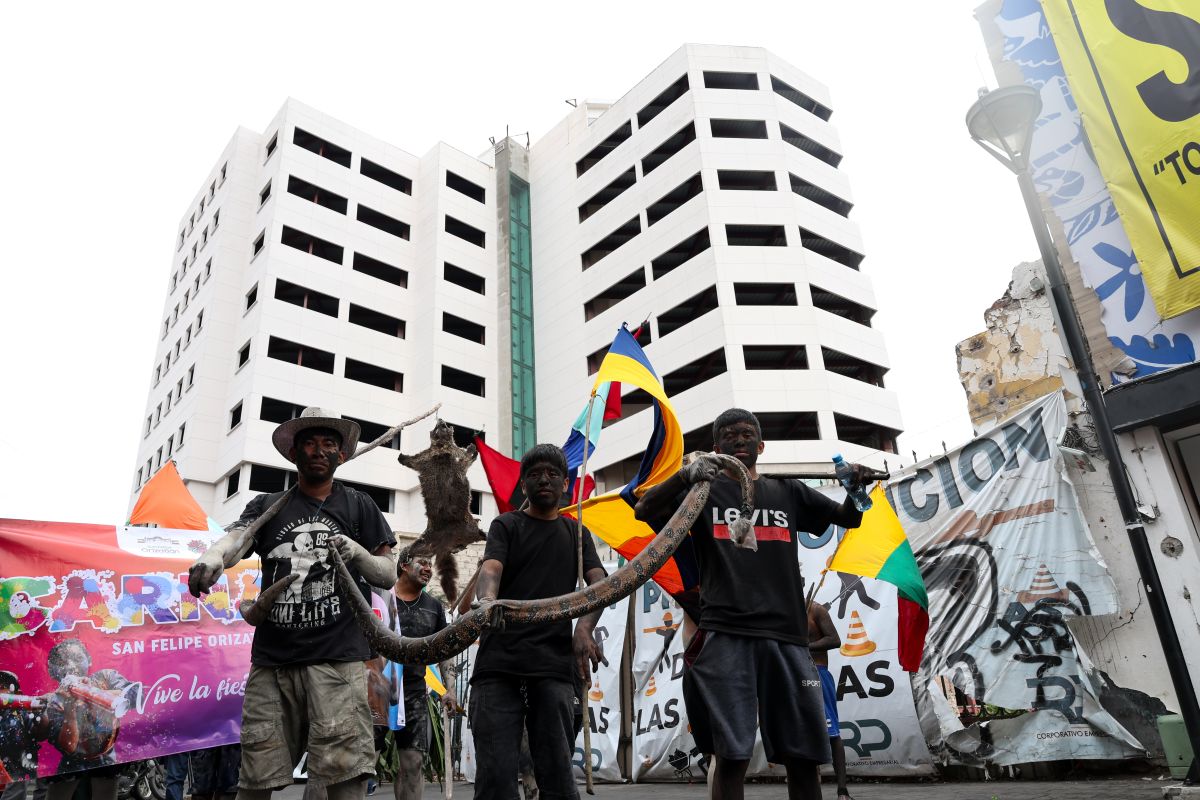 Participantes del carnaval tradicional desfilan por calles de Pachuca durante el Desfile de Carnavales, portando elementos simbólicos y representativos de las festividades comunitarias de Hidalgo.