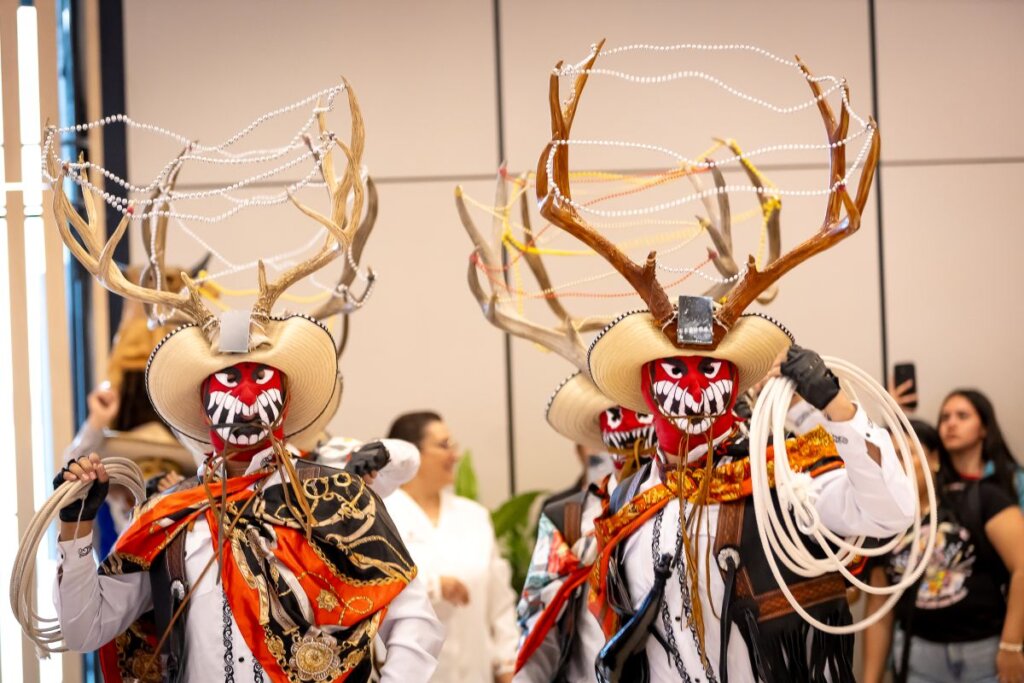 Los Cuernudos de Calnali, una de las representaciones más emblemáticas del carnaval en la Sierra Alta de Hidalgo, formaron parte de la presentación oficial de la temporada 2026. Con sus máscaras, astas y atuendos tradicionales, estos personajes simbolizan la fuerza de las raíces comunitarias y la riqueza ritual que distingue a los carnavales hidalguenses como expresiones vivas de identidad, historia y tradición.

