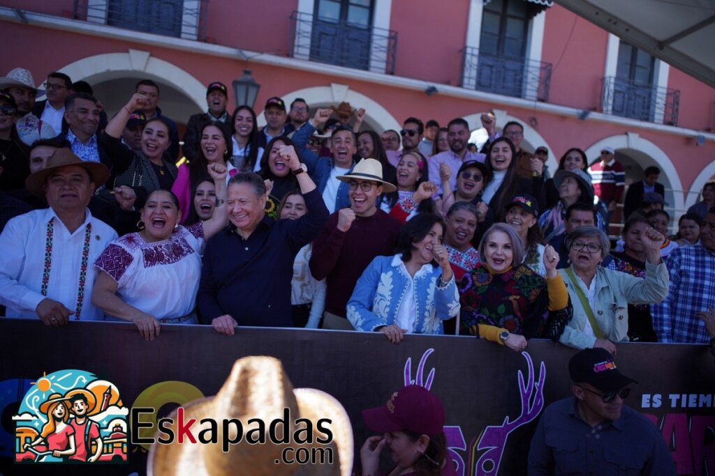Autoridades estatales conviven con un personaje caracterizado durante el Desfile de Carnaval 2026. 