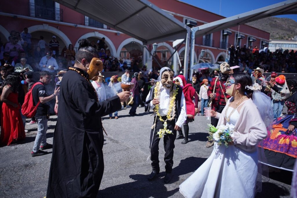 Integrantes de la comparsa de  con máscaras tradicionales y vestuarios alusivos participan en el Desfile “Es tiempo de Carnaval” 2026 en Pachuca, ante la mirada de decenas de asistentes reunidos en el centro de la ciudad.