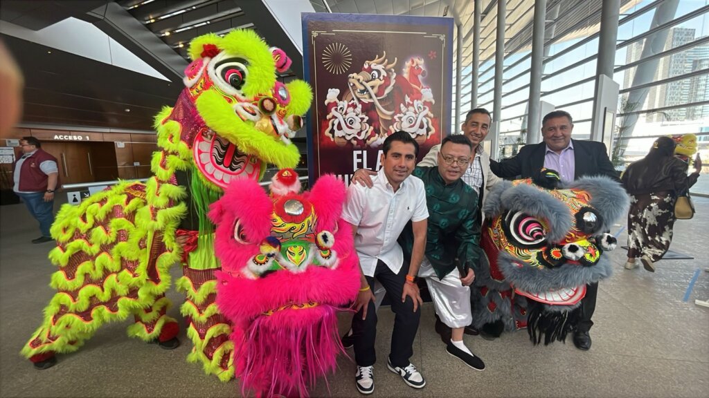 Autoridades estatales y representantes del Centro Chino Mexicano Lun Ding A.C. posan junto a coloridos leones chinos durante la presentación de la Ceremonia del Año Nuevo Chino 4724, Año del Caballo, en el Auditorio Gota de Plata, en Pachuca.