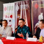 Steve Chi Mikel presenta en rueda de prensa la ceremonia del Año Nuevo Chino 4724 en Pachuca, acompañado por autoridades estatales, con banners del Centro Chino Mexicano Lun Ding A.C. al fondo.