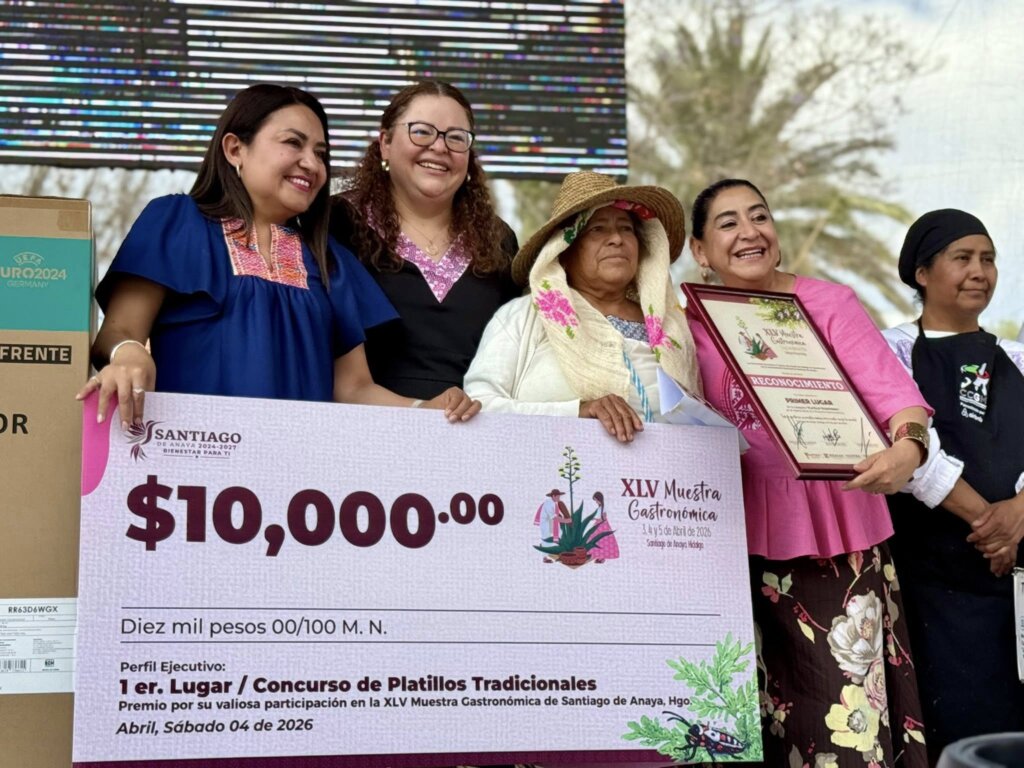 Entrega de premio del primer lugar en la XLV Muestra Gastronómica de Santiago de Anaya 2026, donde una cocinera tradicional recibe reconocimiento y cheque de 10 mil pesos por su platillo.