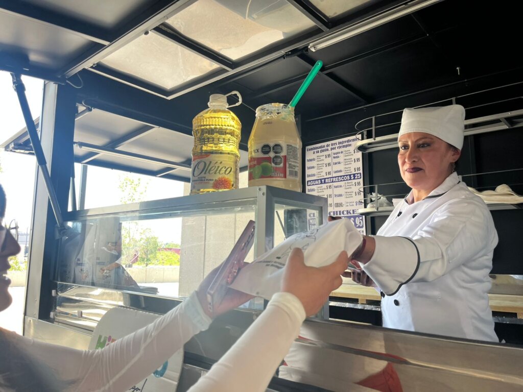 Entrega de tortas durante el Festival Internacional de la Torta 2026 en Villa de Tezontepec, Hidalgo