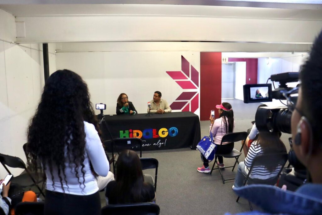 Conferencia de prensa sobre la Ruta del Helado en Atotonilco el Grande, donde autoridades y organizadores presentan los detalles del evento turístico.