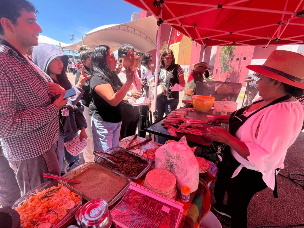 Preparación y degustación de tacos durante la presentación de la Feria del Taco Hidalgo 2026.  (Foto: Laura Trejo)