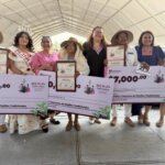 Ganadores del primero, segundo y tercer lugar en la XLV Muestra Gastronómica de Santiago de Anaya 2026 posan con reconocimientos y premios económicos del concurso de platillos tradicionales.