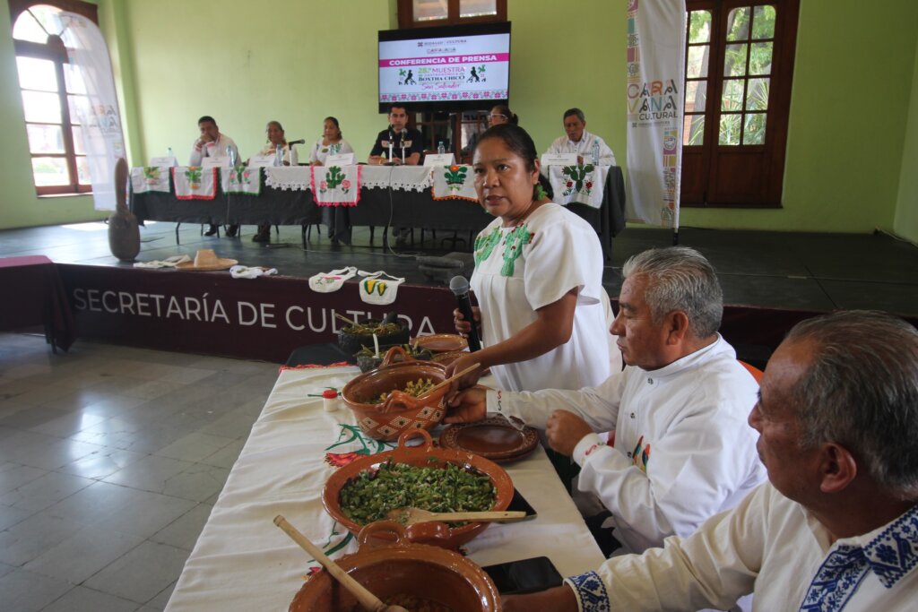 Presentación de platillos tradicionales a base de nopal durante conferencia de prensa de la Muestra Gastronómica en Boxtha Chico, Hidalgo. (Foto: Secretaría de Cultura)
