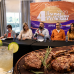 Panel de organizadores presenta la cuarta edición del Festival del Cordero y el Mezcal en Hidalgo, acompañado de platillos de cordero y bebidas tradicionales durante conferencia de prensa.