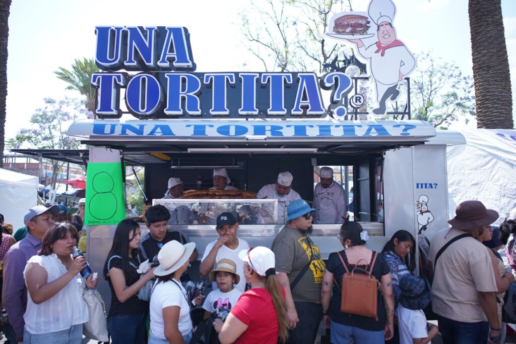 Torteros preparan una torta gigante durante el Festival Internacional de la Torta 2026 en Villa de Tezontepec