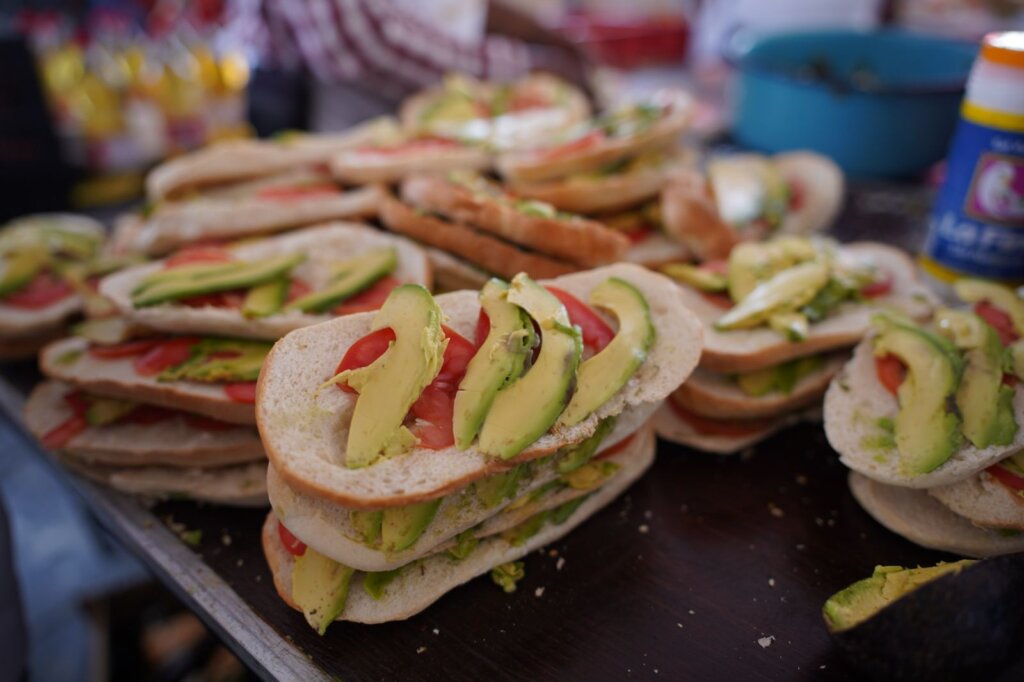 Tortas preparadas con aguacate y verduras listas para su entrega en el Festival Internacional de la Torta 2026 en Villa de Tezontepec