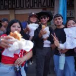 Jóvenes disfrutan tortas gratis durante el Festival Internacional de la Torta 2026 en Villa de Tezontepec