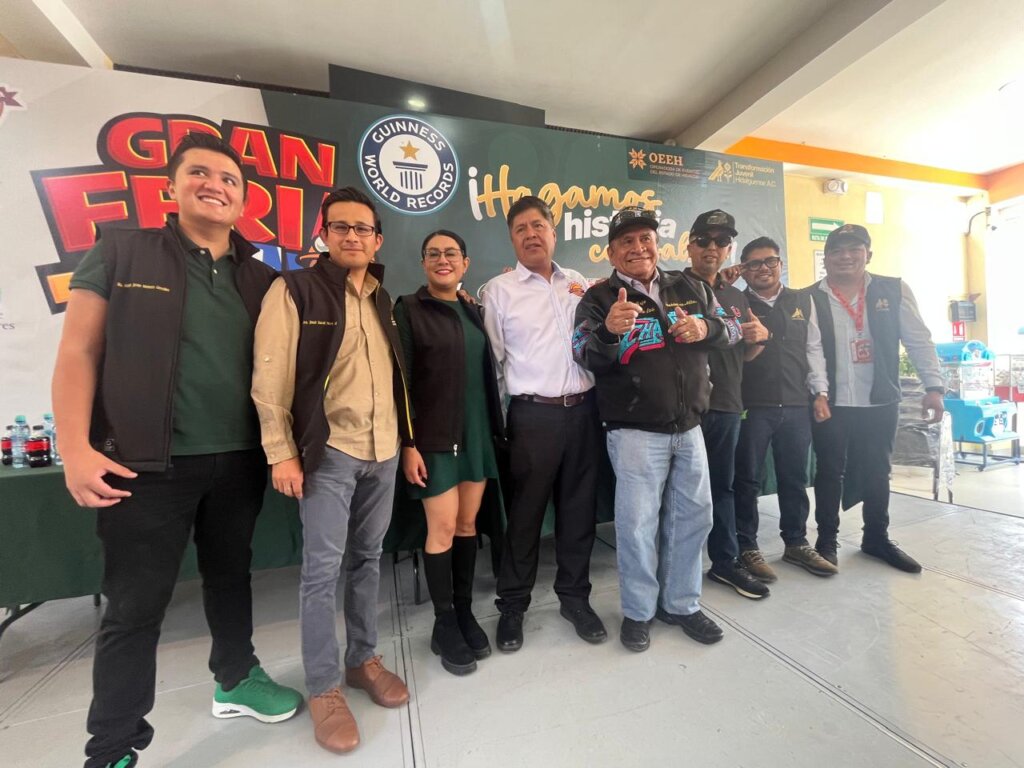 Organizadores de la Gran Feria del Taco 2026 posan junto a Ramón Rojo Villa, fundador de Sonido La Changa, durante la conferencia de prensa donde se presentaron los últimos detalles del evento en Pachuca.