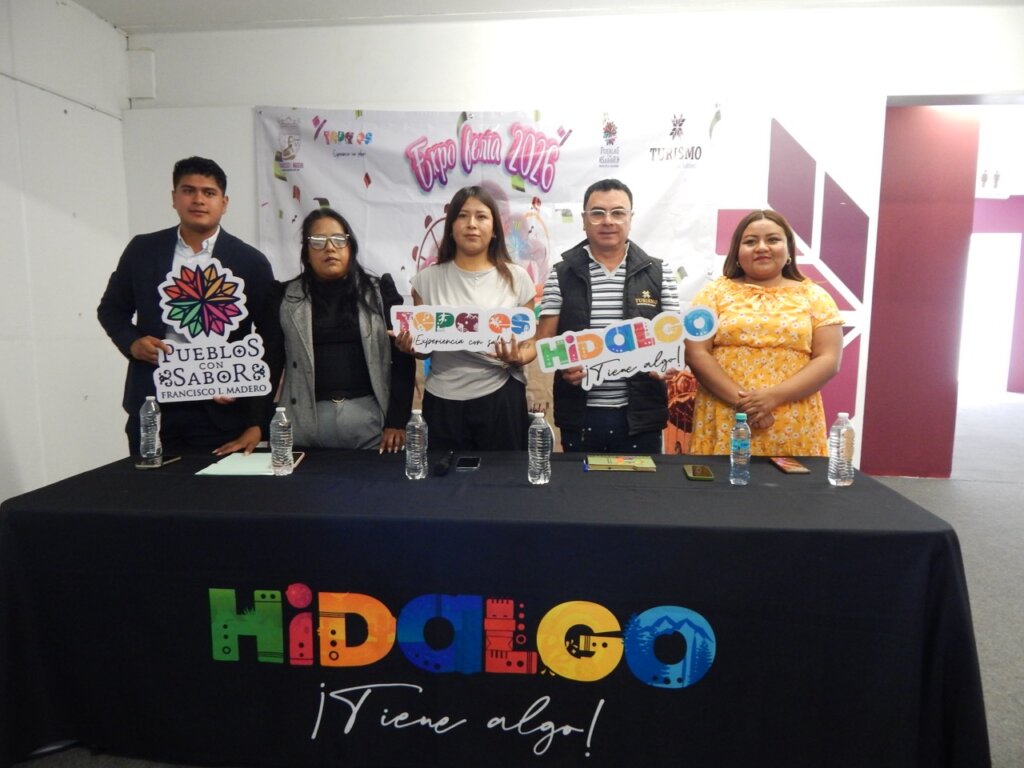 Representantes de Francisco I. Madero presentan la Expo Feria 2026 durante una conferencia de prensa, sosteniendo distintivos turísticos y promocionales de Hidalgo y Pueblos con Sabor frente a una mesa institucional.