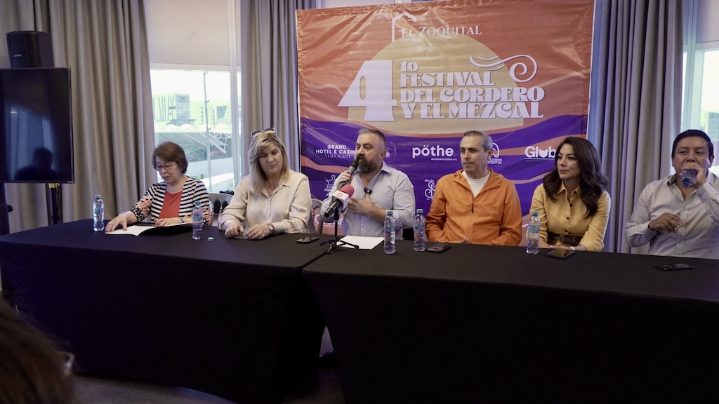 Integrantes del comité organizador presentan en conferencia de prensa los detalles de la cuarta edición del Festival del Cordero y el Mezcal en Hidalgo.
