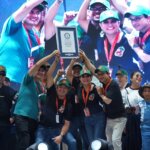 Organizadores y participantes celebran en el escenario la obtención del Récord Guinness por la estructura de tacos más grande del mundo durante la Gran Feria del Taco 2026 en Pachuca.