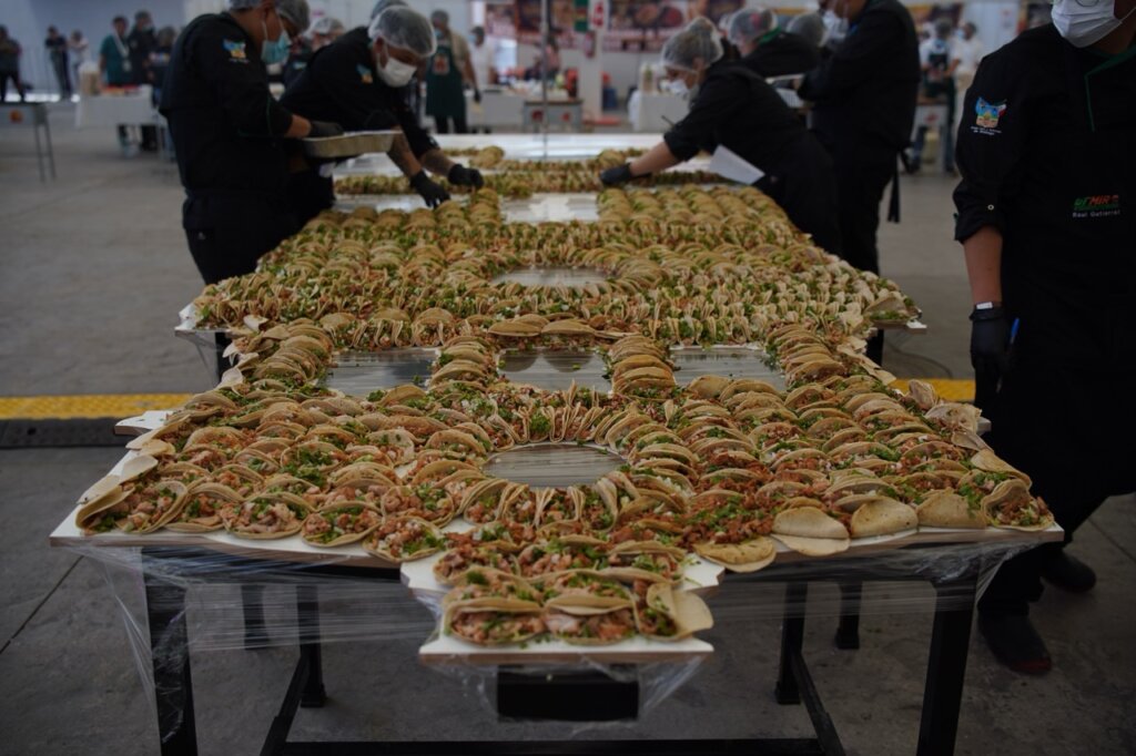 Estructura monumental elaborada con tacos durante la Gran Feria del Taco 2026 en Pachuca, Hidalgo, donde se rompió el Récord Guinness con una figura inspirada en el Reloj Monumental. 
