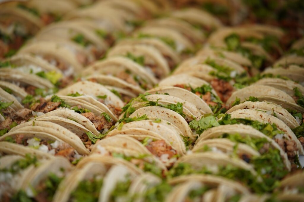 Filas de tacos preparados con carne, cilantro y cebolla forman parte de la estructura monumental presentada durante la Gran Feria del Taco 2026 en Pachuca.