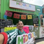 Elizabeth Quintanar Gómez, secretaria de Turismo de Hidalgo, posa en el espacio “El Itacate” durante el festival gastronómico “México de Mis Sabores”, iniciativa vinculada al Mundial 2026 que promueve la gastronomía tradicional mexicana y la participación de cocineras tradicionales.