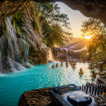 Representación artística de una experiencia de música electrónica en un entorno natural inspirado en Tolantongo, con aguas turquesa, cascadas, un escenario al aire libre y asistentes reunidos al atardecer en medio de un cañón montañoso.