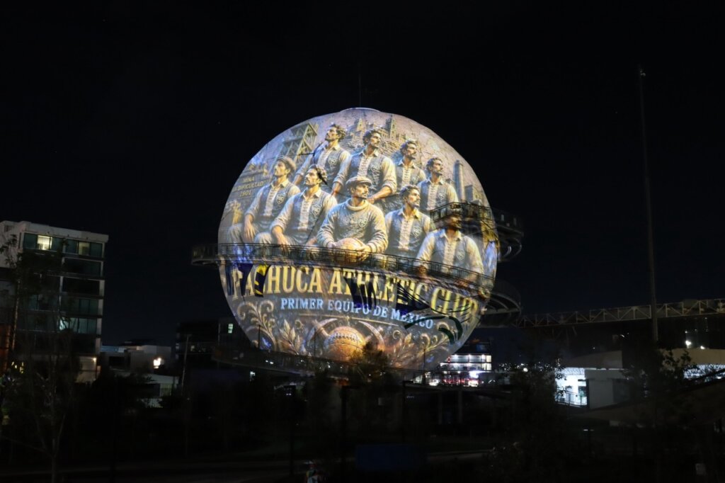 Proyección del videomapping "Pachuca: viento, futbol y corazón de plata" sobre el balón del Salón de la Fama del Futbol Internacional, con una escena dedicada al Pachuca Athletic Club, considerado el primer equipo de futbol de México.