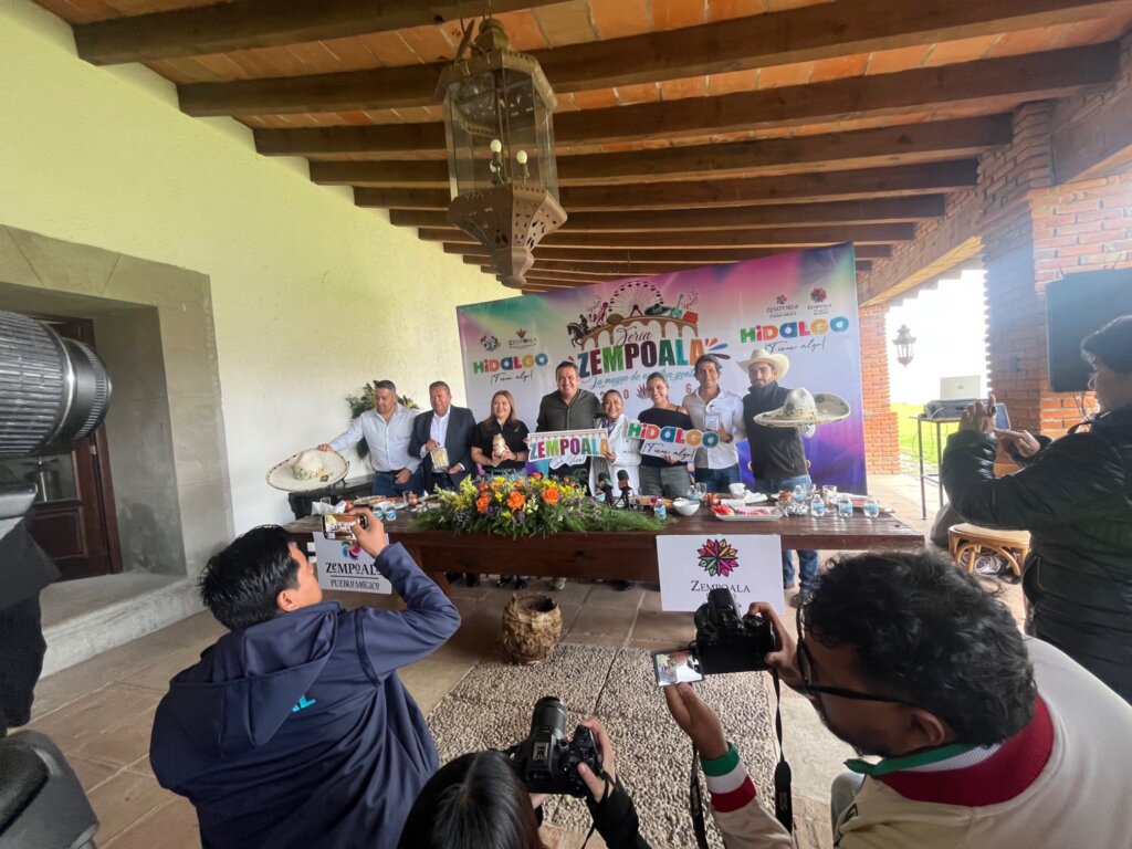 Fotógrafos y camarógrafos documentan la presentación oficial de la Feria Zempoala 2026, durante una conferencia de prensa encabezada por autoridades estatales y municipales, en la que se dieron a conocer las actividades turísticas, culturales y gastronómicas que se realizarán del 3 al 6 de julio en este Pueblo Mágico de Hidalgo.