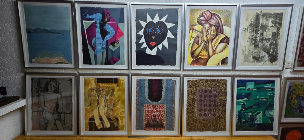 Selección de obras gráficas de la exposición Arte por México, integrada por piezas de destacados artistas de la generación de la ruptura y del arte contemporáneo mexicano, exhibidas en el Hotel Vía Dorada de Pachuca.