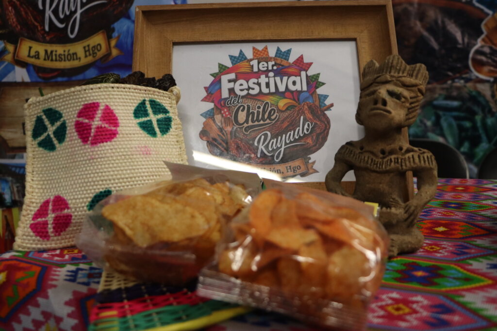 Productos artesanales y elementos culturales promocionan el Primer Festival del Chile Rayado en La Misión, Hidalgo, una celebración gastronómica que busca difundir las tradiciones y sabores de la Sierra Gorda hidalguense. 
