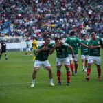 Jugadores de la selección mexicana de leyendas celebran una anotación durante el partido amistoso ante Sudáfrica en el Estadio Hidalgo, ante miles de aficionados que asistieron al encuentro rumbo al Mundial 2026. (Foto: Edgar Torres)