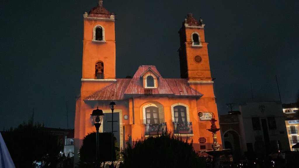Videomapping proyectado sobre la Parroquia de Nuestra Señora de la Asunción en Real del Monte, Hidalgo, durante las actividades mundialistas que combinan tecnología, historia minera y promoción turística del Pueblo Mágico.