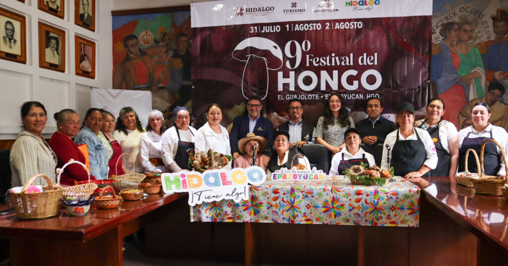Cocineras tradicionales, autoridades y organizadores durante la presentación del noveno Festival del Hongo de Epazoyucan.