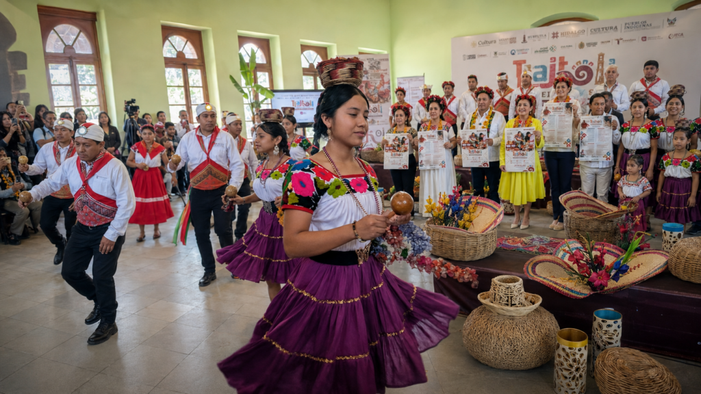 Integrantes de pueblos originarios presentan danzas tradicionales, vestimenta bordada y artesanías durante el anuncio del Festival Tlajtoli 2026.