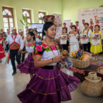 Integrantes de pueblos originarios presentan danzas tradicionales, vestimenta bordada y artesanías durante el anuncio del Festival Tlajtoli 2026.