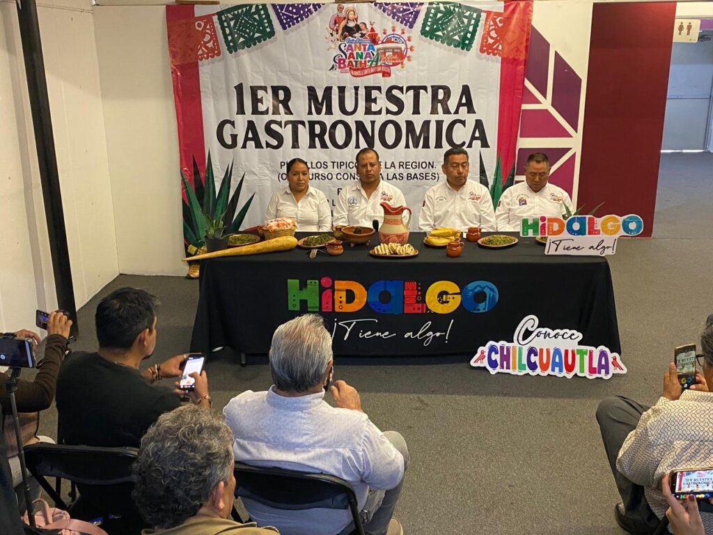 Presentación oficial de la Primera Muestra Gastronómica del Maíz y el Pulque durante una conferencia de prensa, donde organizadores dieron a conocer el programa de actividades que se realizará del 25 al 27 de julio en la comunidad de Santa Ana Batha, municipio de Chilcuautla.
