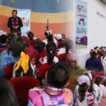 Niñas y niños participan en una actividad de la FILIJ Hidalgo 2026, mientras asistentes ingresan al Parque Cultural Hidalguense.
