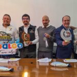Autoridades estatales, organizadores y representantes del Campeonato Nacional de Pesca de Trucha Inclusiva posan con trofeos, medallas y artículos alusivos al evento durante la presentación oficial en Hidalgo.