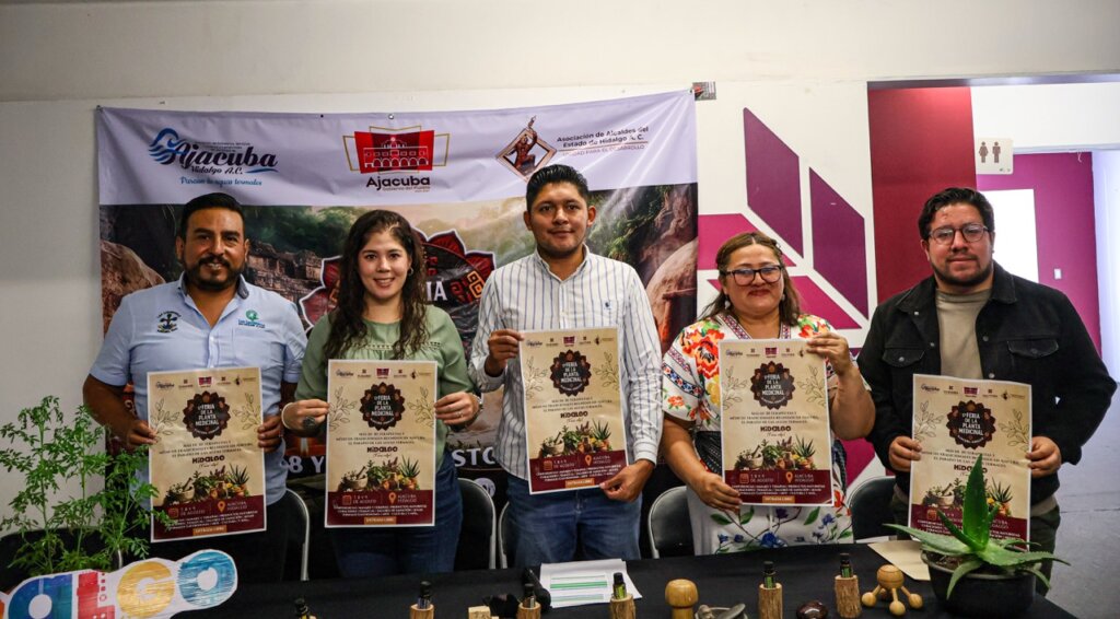 Representantes de Turismo de Hidalgo y del municipio de Ajacuba presentan los carteles de la 17.ª Feria de la Planta Medicinal.