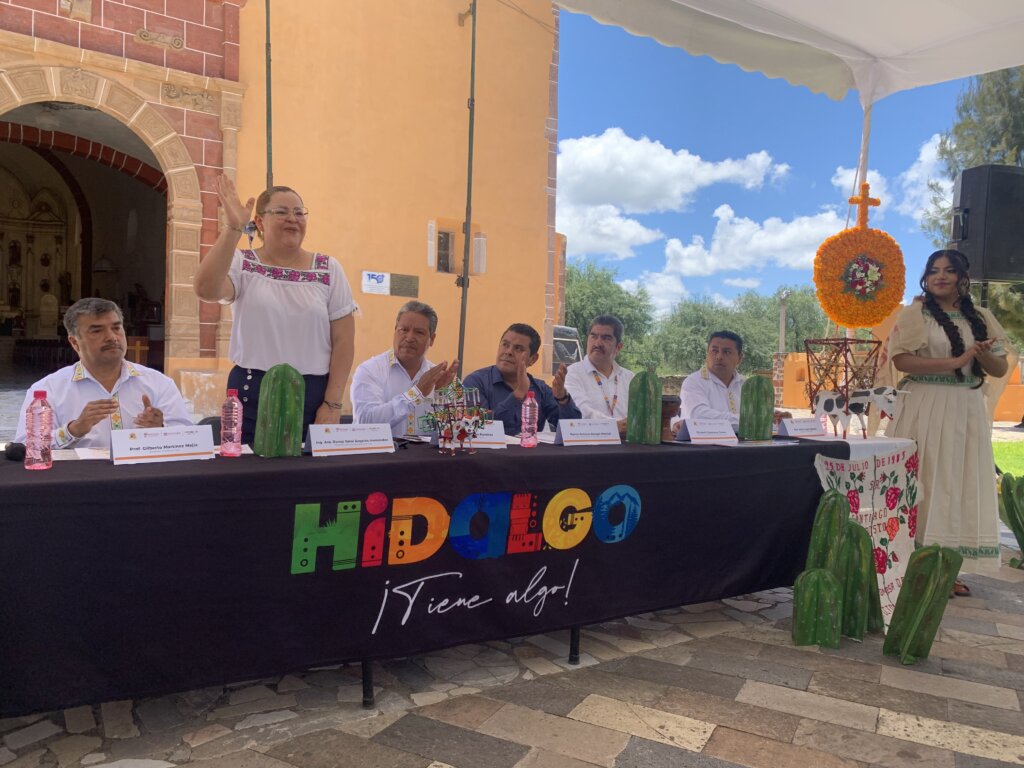 Autoridades presentan la Fiesta Patronal Santiago de Anaya 2026 frente a la Parroquia de Santiago Apóstol, con elementos tradicionales y decoraciones alusivas al Valle del Mezquital.